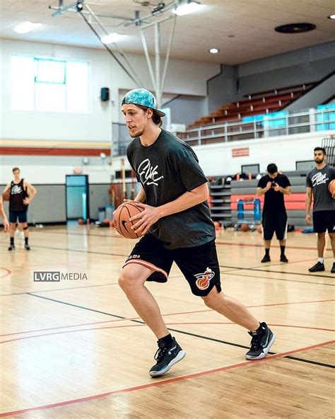 kelly olynyk playing position